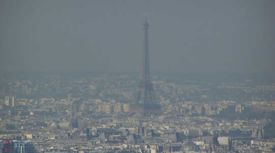 Polluted Paris: The Eiffel Tower struggles to be seen through the urban haze. Image: ILJR via Wikimedia Commons